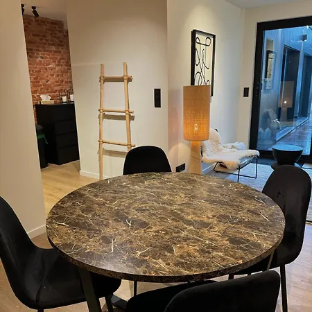 Luxury With Cosy Garden! خنت