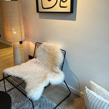 شقة Luxury With Cosy Garden!