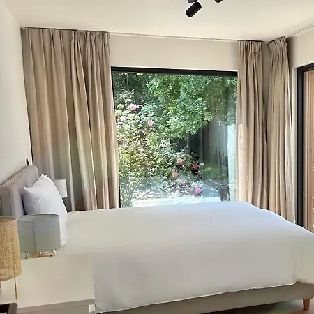 Luxury With Cosy Garden! خنت