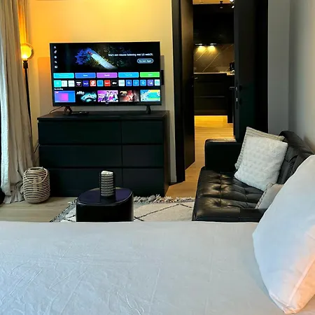 Apartment Luxury With Cosy Garden!