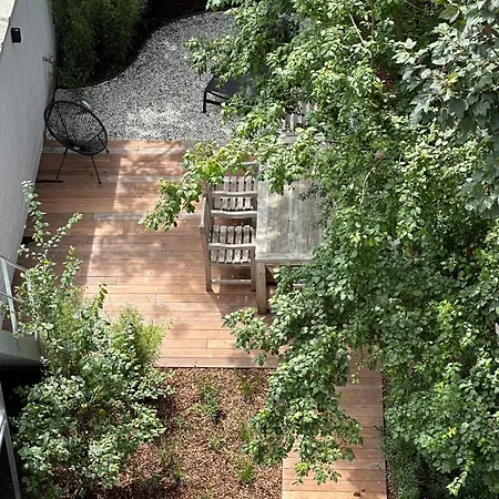 Apartment Luxury With Cosy Garden!