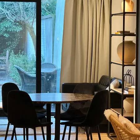 Apartment Luxury With Cosy Garden! *